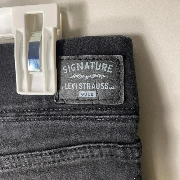 Levi black Totally Shaping Pull-On Skinny Jeans | size 6 (s/m) - Picture 3 of 7